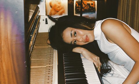 Jeima Hadirkan Nomor Romantis di “16.45”, Perjalanan Debut Musik Jazz Hangat dan Intuitif