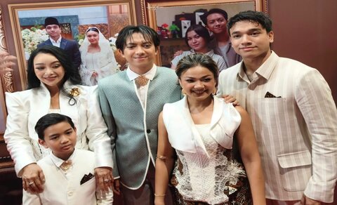 Penuh Haru! Film ‘Jangan Buang Ibu’ Bikin Nangis Warga Surabaya, Hibur Penghuni Panti Jompo dan Beri Penghargaan Perempuan Inspiratif Jawa Timur