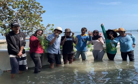 Perempuan Penggerak Ekonomi Biru : Tim Universitas Airlangga Dampingi Masyarakat Karimunjawa Praktik Budidaya Rumput Laut